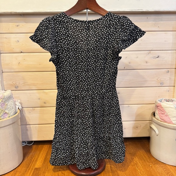 Forever 21 Black and White Flutter Sleeve Mini Sundress - Picture 4 of 4